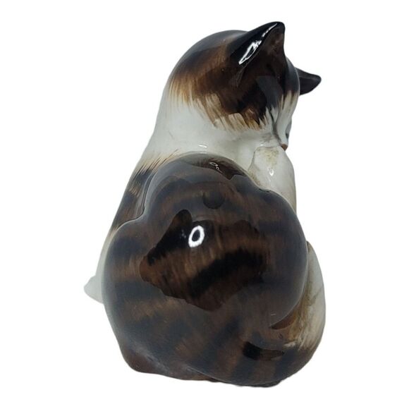 Royal Doulton China Kitten Cleaning Rear Paw Figurine Tabby Cat 2580 - Picture 5 of 9